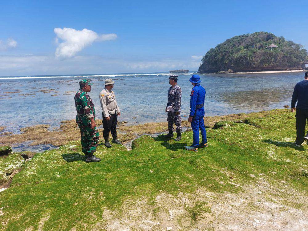 Pencarian pemancing tenggelam di Pantai Tanjung Sirap. (Dok. BPBD Kabupaten Malang)