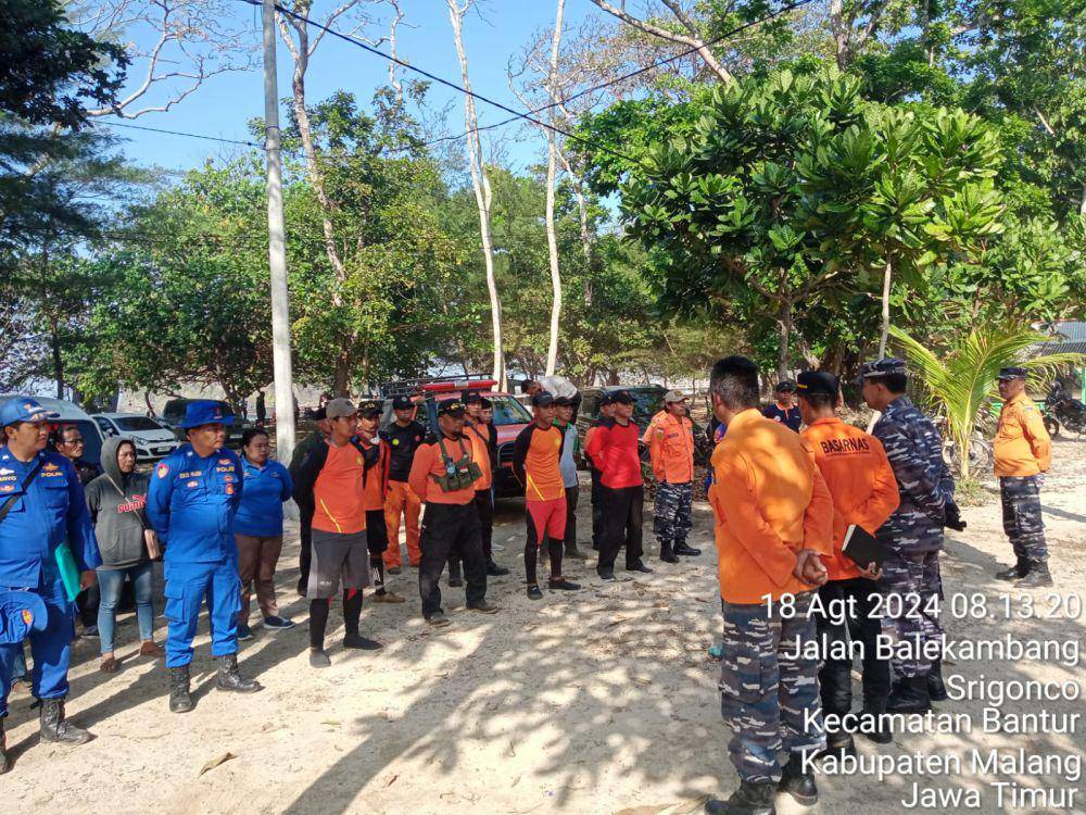 Pencarian pemancing tenggelam di Pantai Tanjung Sirap. (Dok. BPBD Kabupaten Malang)