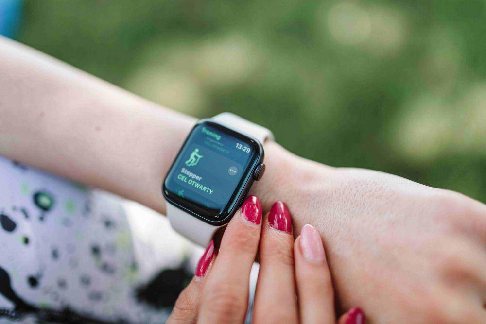 ilustrasi pemakaian smartwatch (pexels.com/Karolina Kaboompics)