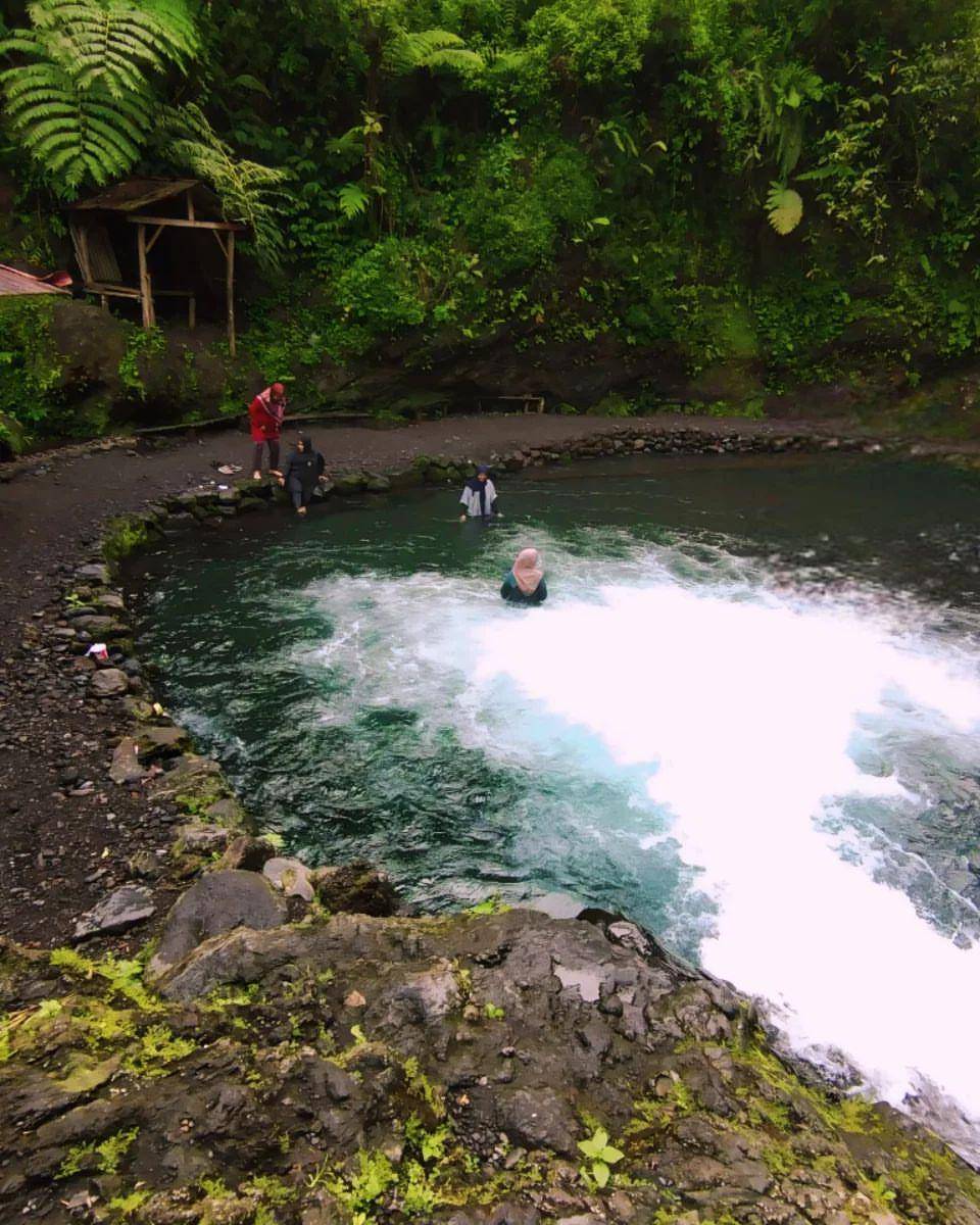 kolam alami di aliran Air Terjun Telunjuk Raung (instagram.com/_latifahptr)