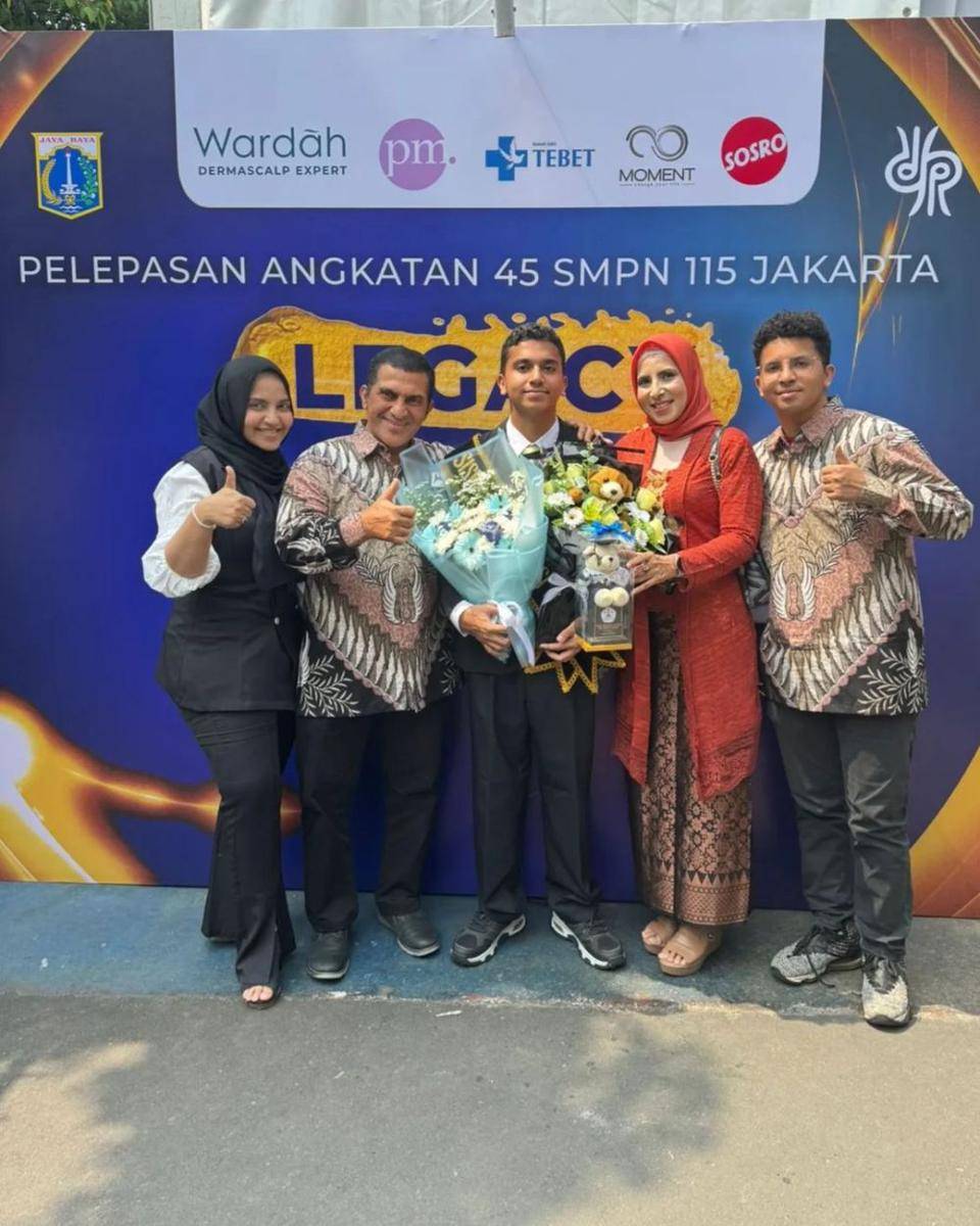 potret kedekatan Shakira dan orangtua (instagram.com/shakiraamirah)