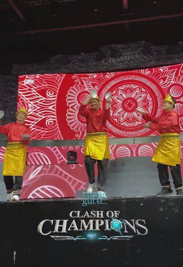 potret Maxwell, Nabil, dan Yesaya nari piring di final Clash of Champions (instagram.com/ruangguru)