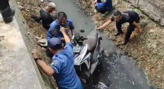 BPBD Kota Tangerang Evakuasi Pengendara Motor Terjun ke Got