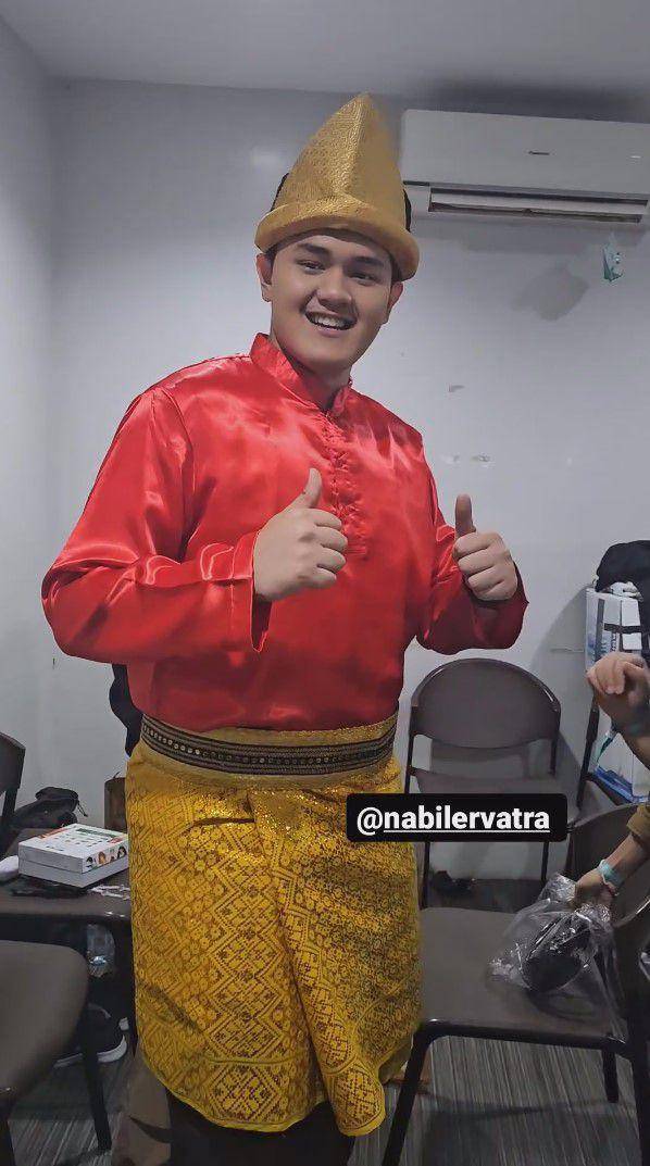 potret Maxwell, Nabil, dan Yesaya nari piring di final Clash of Champions (instagram.com/belvadevara)