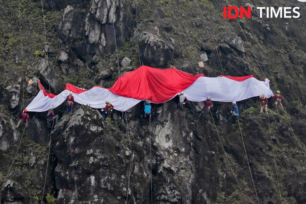 Meriahnya Perayaan Hari Kemerdekaan RI di Puncak Gunung Sibayak