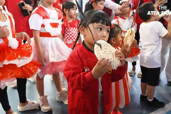 7 Potret Ameena Ikut 17-an, Ikut Fashion Show Pakai Kebaya