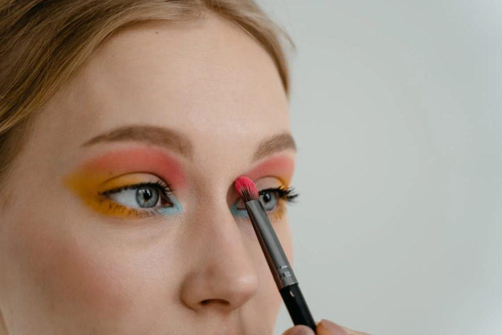 ilustrasi mengaplikasikan lipstik sebagai eyeshadow (pexels.com/MART PRODUCTION)