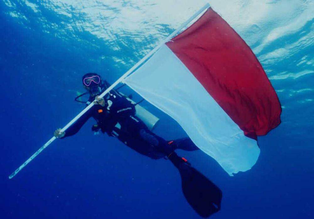 Bendera Merah Putih berkibar di bawah laut, Pertamina Grup melestarikan ekosistem bahari melalui edukasi pelestarian alam dan transplantasi terumbu karang. (Dok. Pertamina)