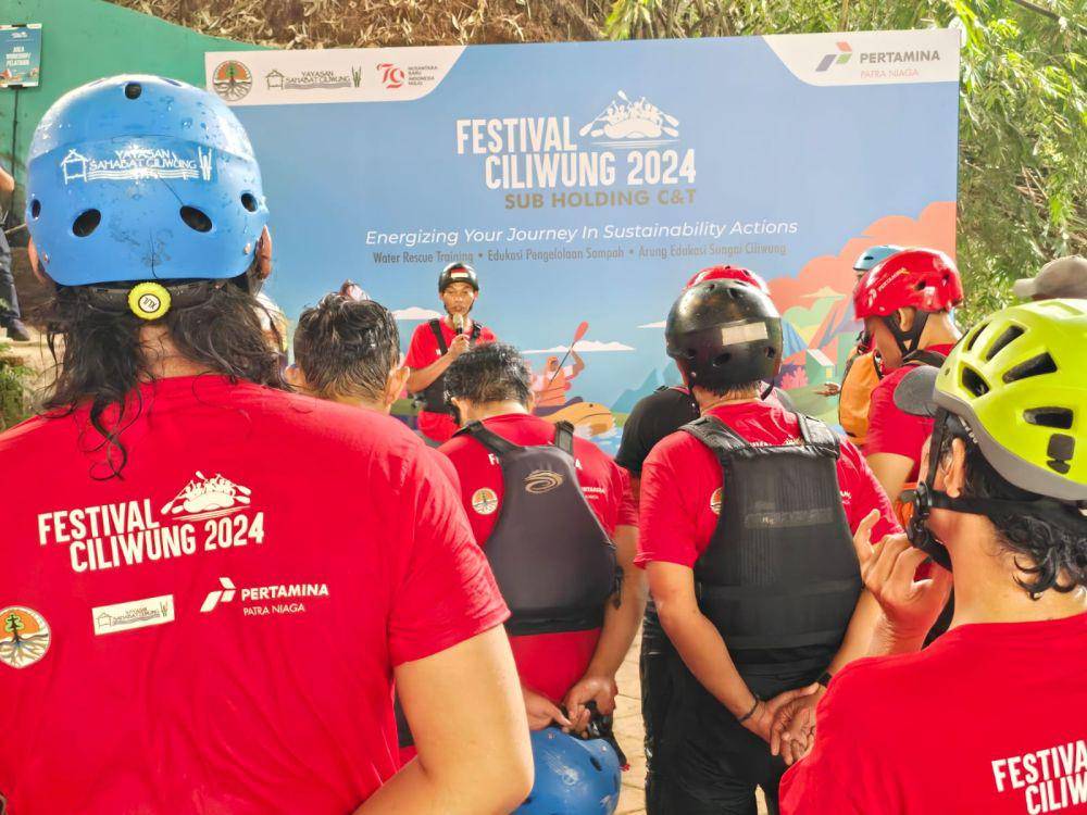 Aksi bersih-bersih sungai Pertamina Patra Niaga dalam Festival Ciliwung 2024, sebagai upaya Pertamina dalam menjaga alam Indonesia. (Dok. Pertamina)