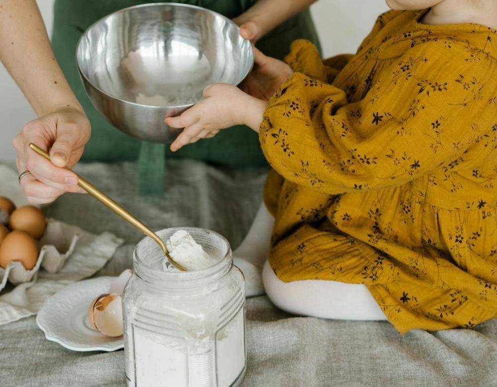 Ilustrasi menambahkan tepung (pexels.com/id-id/@mikhail-nilov/)