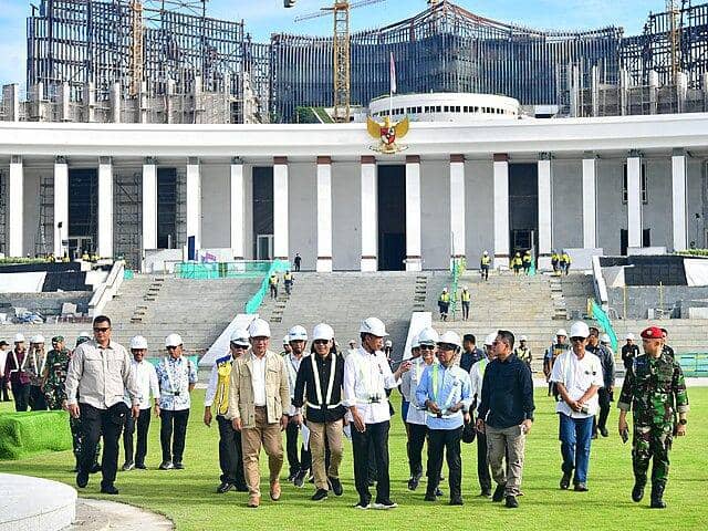 Presiden Joko Widodo meninjau pembangunan Istana Garuda IKN di ibukota Nusantara, Penajam Paser Utara, Kalimantan Timur (commons.wikimedia.org/Bureau of Press, Media and Information (BPMI))
