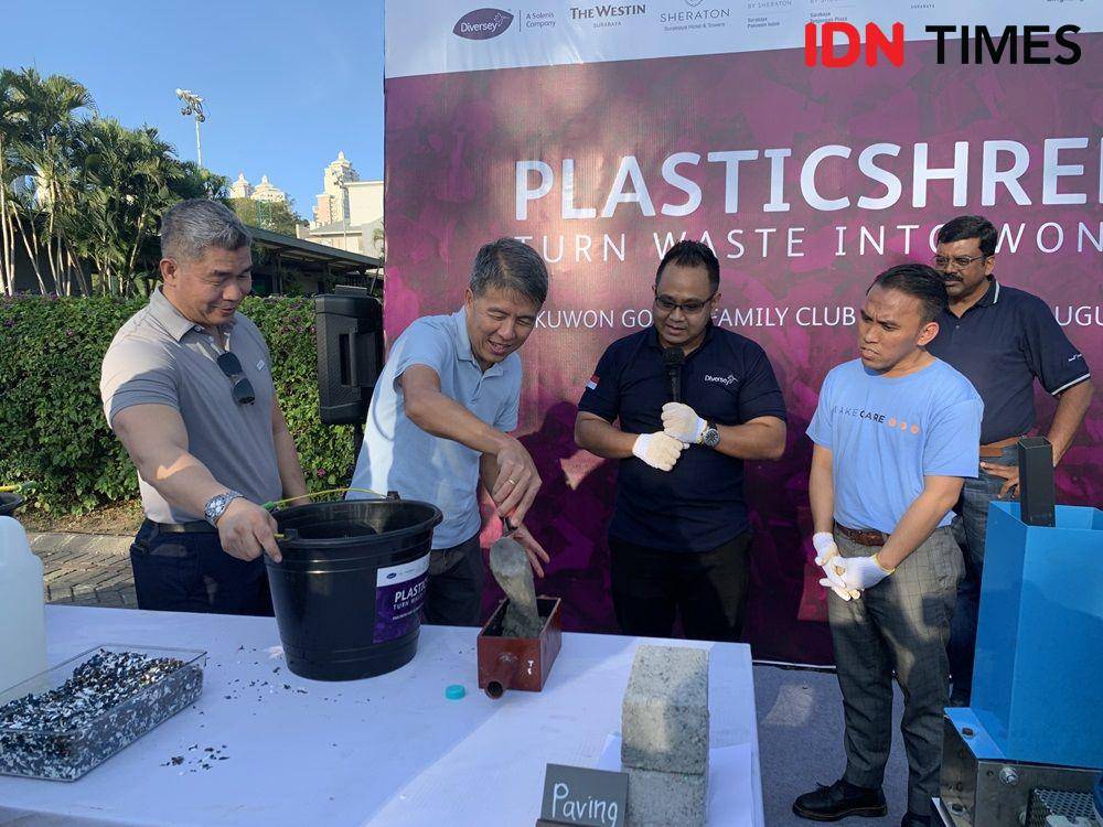 Potret lokakarya pembuatan paving block oleh para General Manager dari Marriott Business Council Rest of Indonesia dan Diversey pada Selasa (6/8/2024) di Surabaya (IDN Times/Fasrinisyah Suryaningtyas)