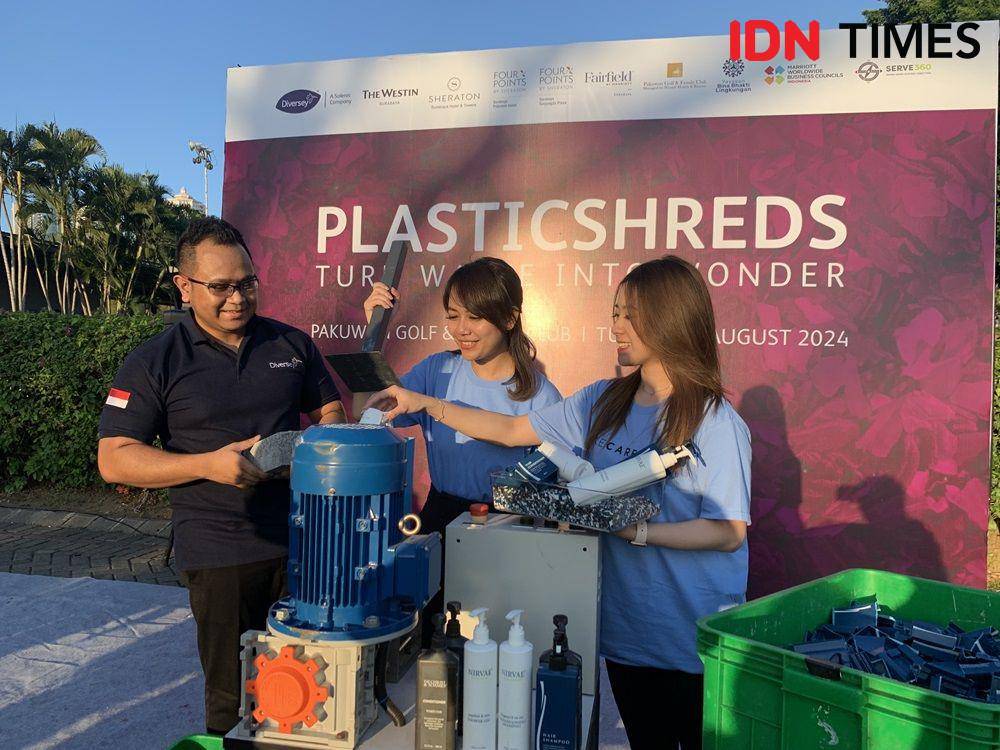 Potret lokakarya pembuatan paving block oleh Marriott Business Council Rest of Indonesia dan Diversey pada Selasa (6/8/2024) di Surabaya (IDN Times/Fasrinisyah Suryaningtyas)