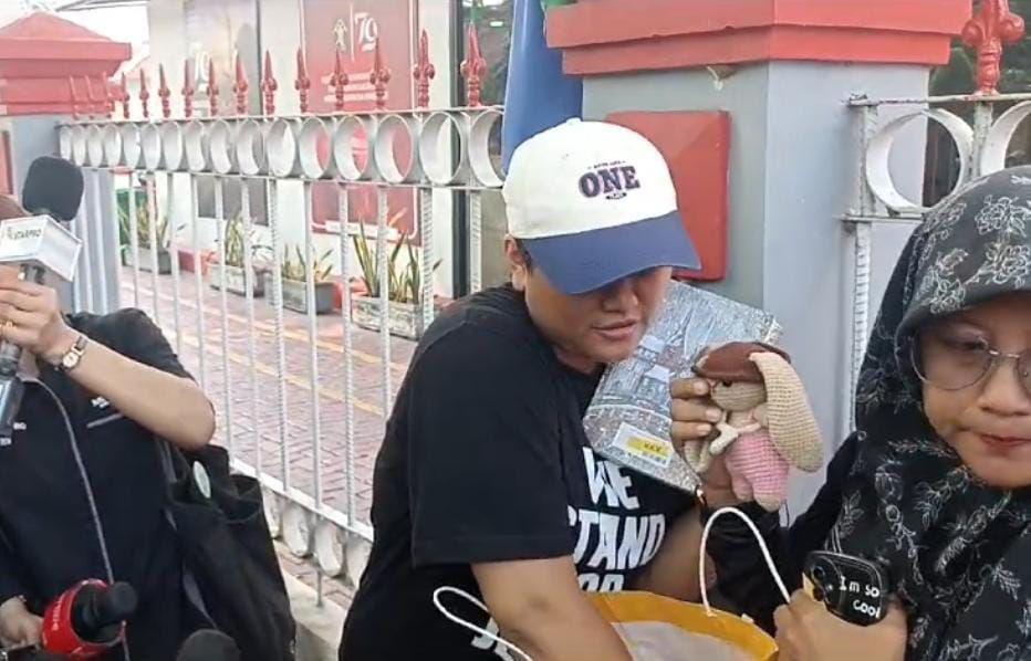 Jessica Wongso Bebas, Simpatisan Hadiahi Kado