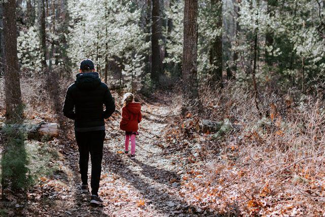 ilustrasi ayah dan anak (unsplash.com/Kelly Sikkema)