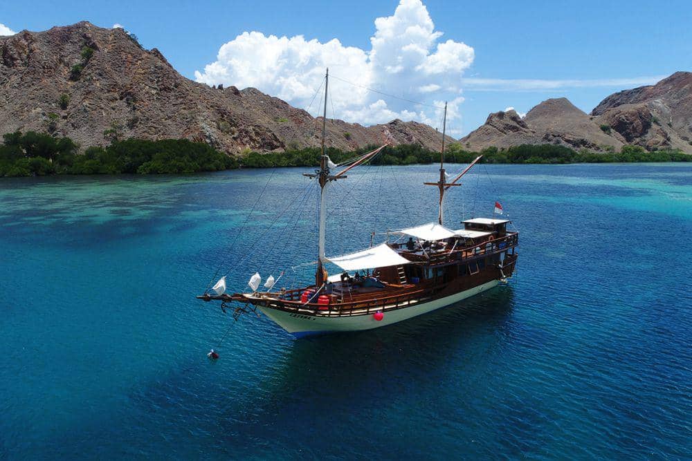 Pesona Kapal Phinisi Labuan Bajo (https://www.indonesia.travel)
