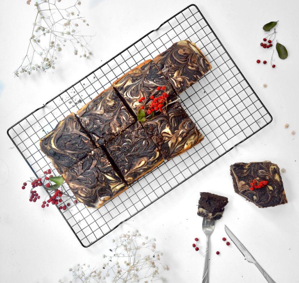 marble choco cheese brownies (pexels.com/Pegah Sharifi)