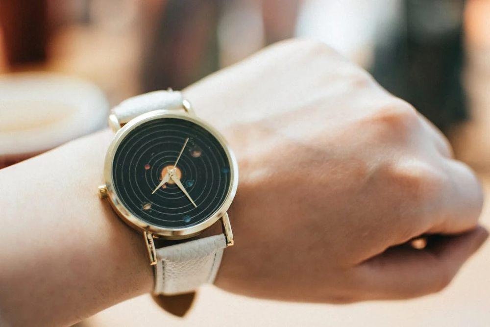 jam tangan (pexels.com/fotios-photos)