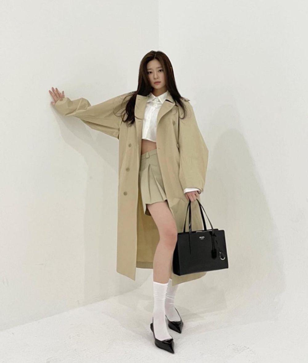 OOTD minimalis ala Kim Minju (instagram.com/minn.__.ju)