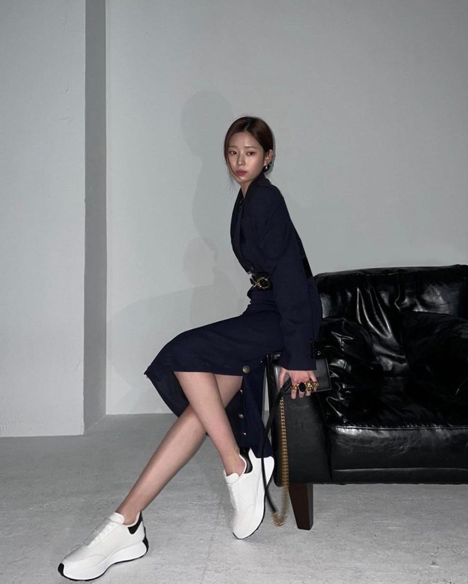 OOTD minimalis ala Kim Minju (instagram.com/minn.__.ju)