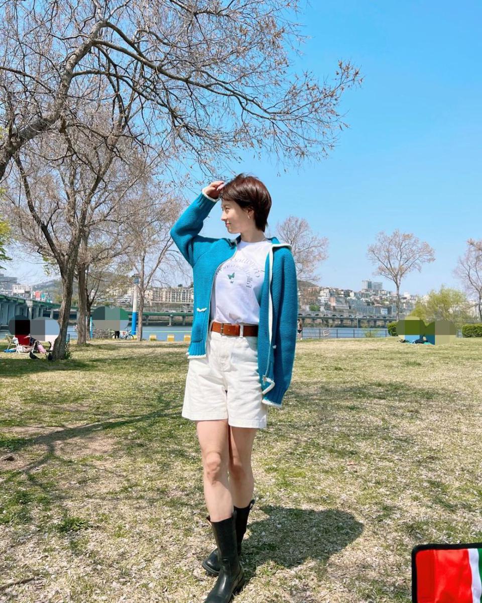 mix and match celana pendek ala Song Ji Hyo (instagram.com/my_songjihyo)