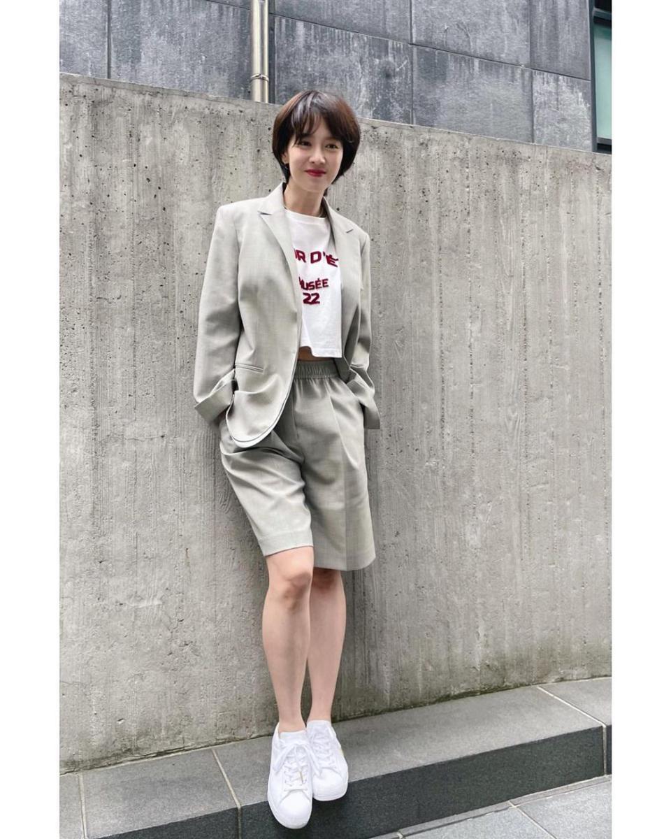 mix and match celana pendek ala Song Ji Hyo (instagram.com/my_songjihyo)