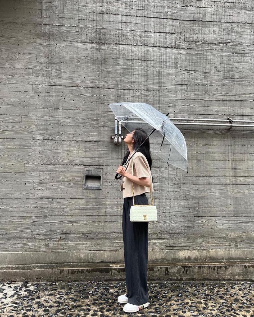 OOTD minimalis ala Kim Minju (instagram.com/minn.__.ju)