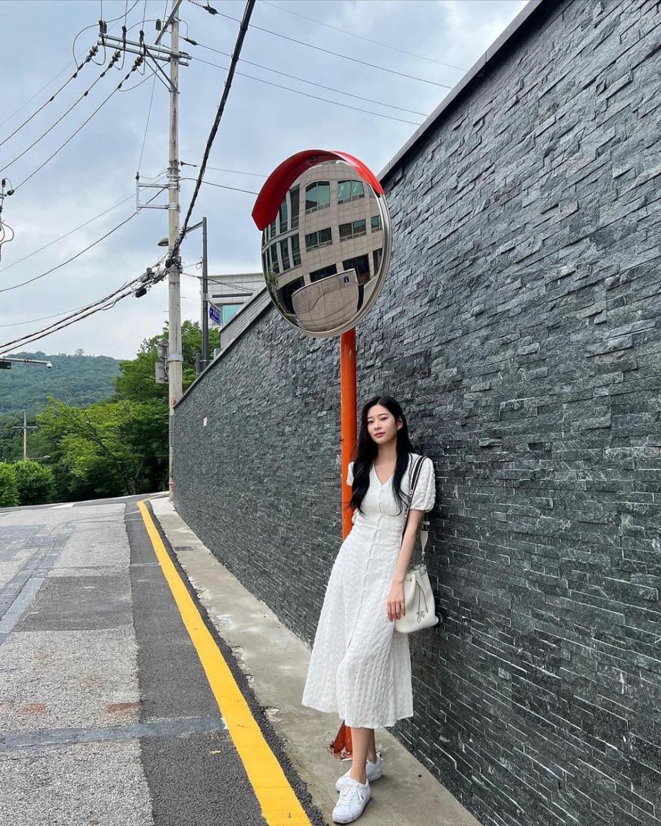 OOTD minimalis ala Kim Minju (instagram.com/minn.__.ju)