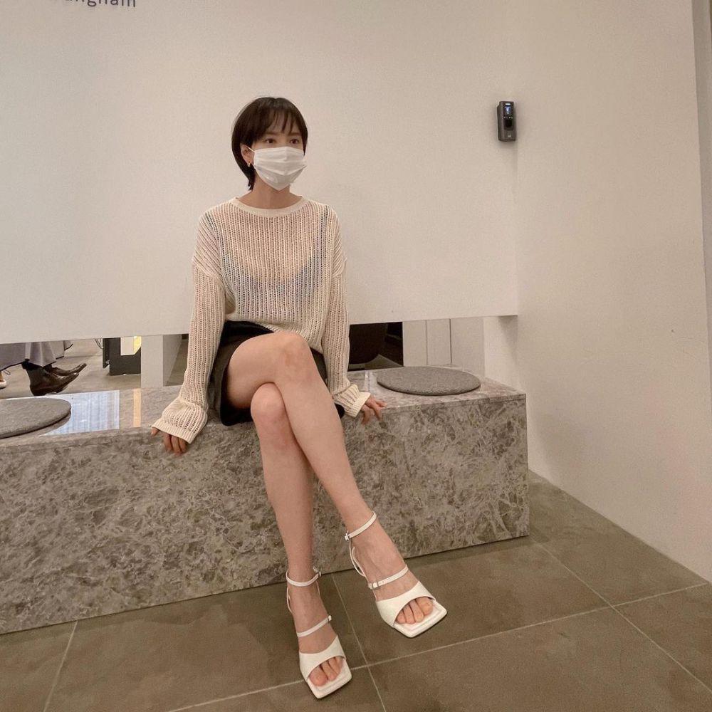 mix and match celana pendek ala Song Ji Hyo (instagram.com/my_songjihyo)