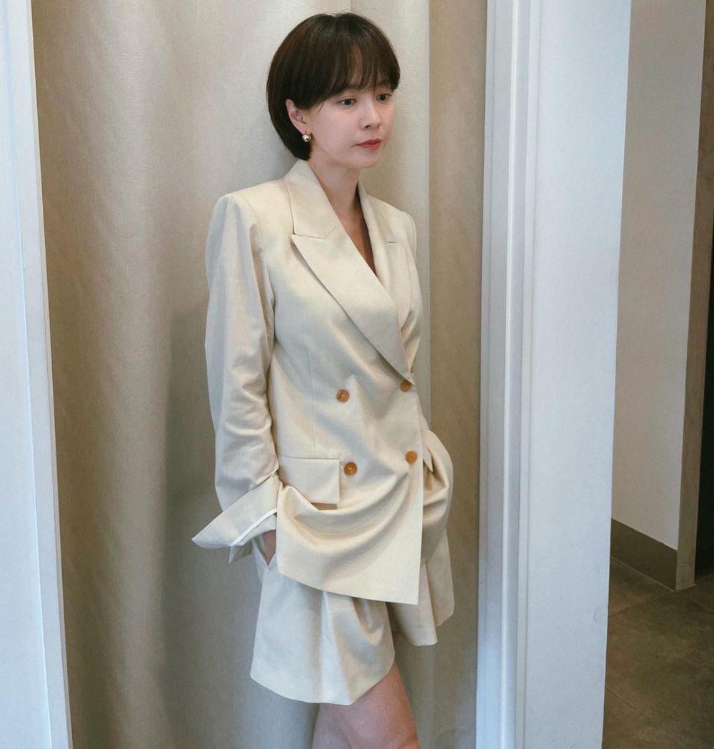 mix and match celana pendek ala Song Ji Hyo (instagram.com/my_songjihyo)