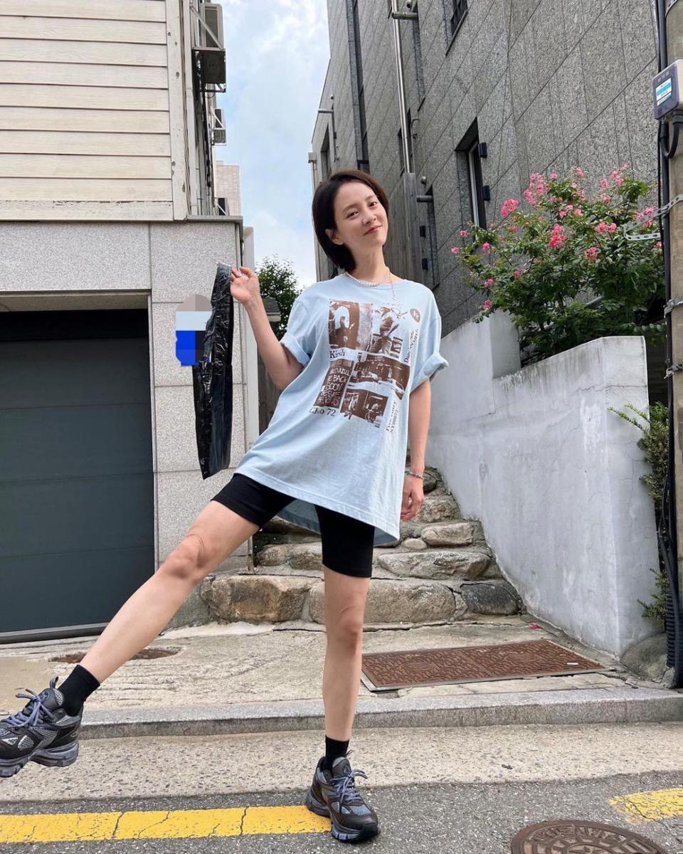 mix and match celana pendek ala Song Ji Hyo (instagram.com/my_songjihyo)