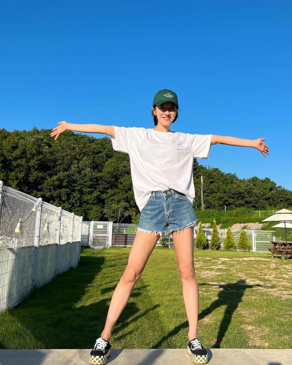 mix and match celana pendek ala Song Ji Hyo (instagram.com/my_songjihyo)
