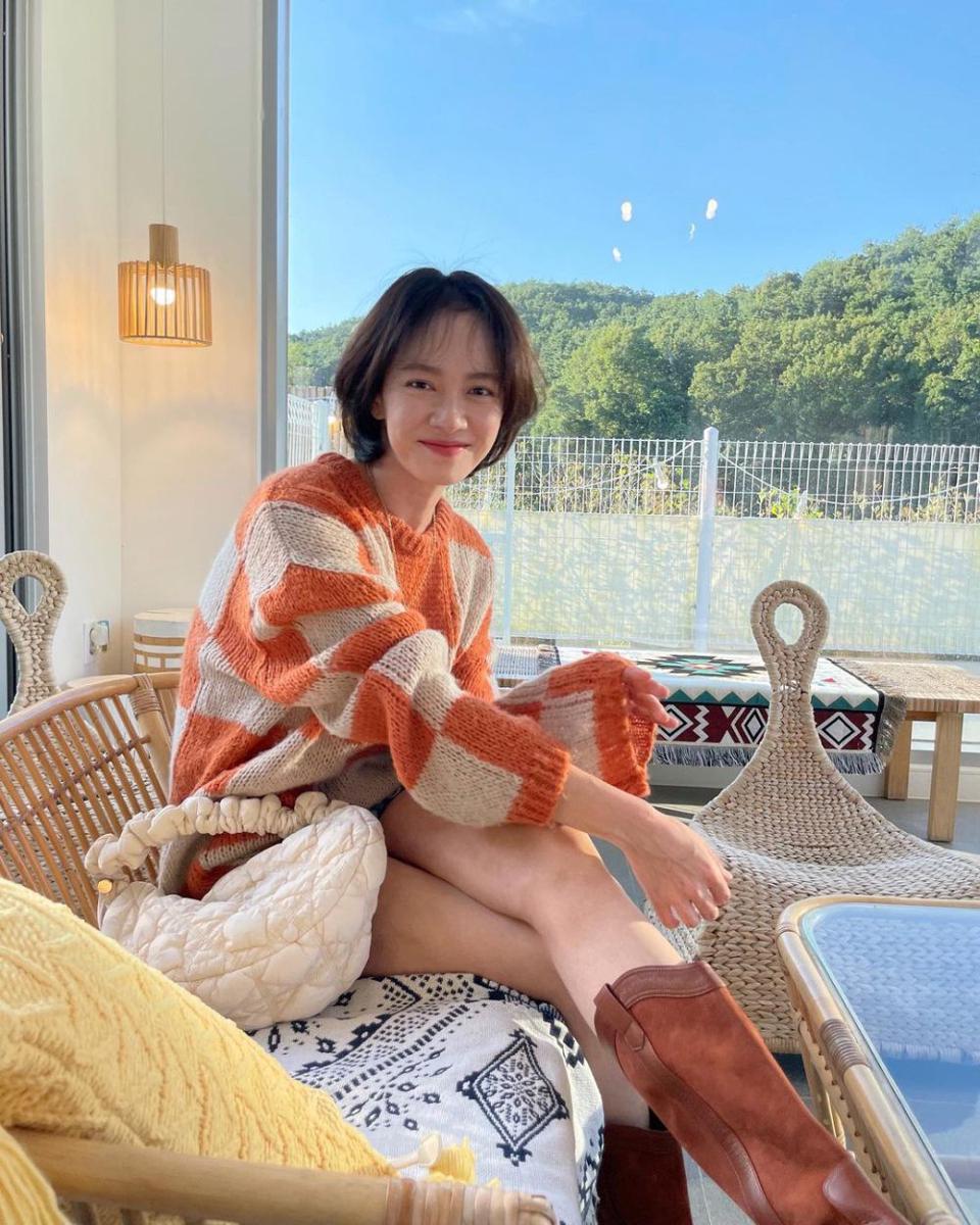 mix and match celana pendek ala Song Ji Hyo (instagram.com/my_songjihyo)