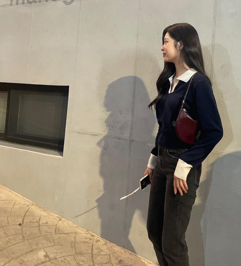 OOTD minimalis ala Kim Minju (instagram.com/minn.__.ju)