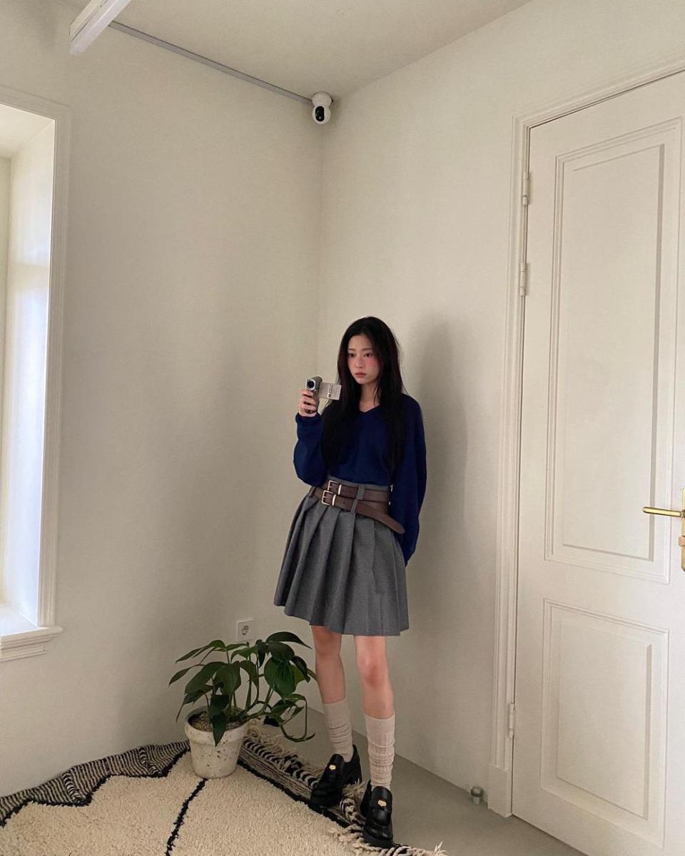 OOTD minimalis ala Kim Minju (instagram.com/minn.__.ju)