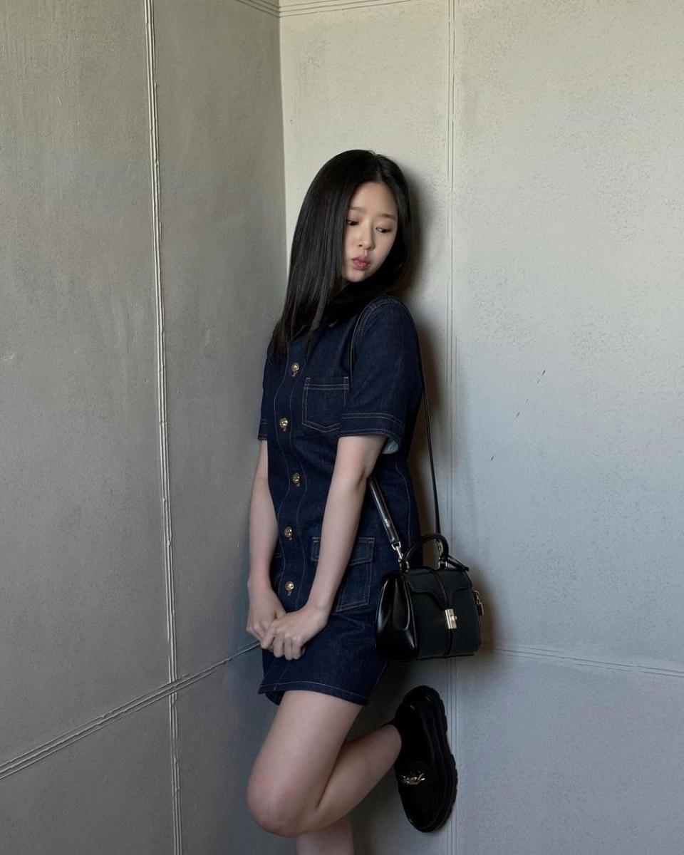 OOTD minimalis ala Kim Minju (instagram.com/minn.__.ju)