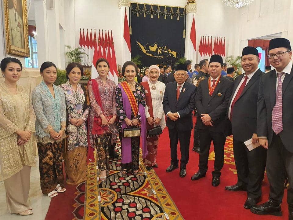Ketua Dewan Penasehat Yayasan Puteri Indonesia, Putri Kus Wisnu Wardani menerima penghargaan Bintang Mahaputra Adipradana dari Presiden Jokowi di Istana Negara. 14 Agustus 2024. (instagram.com/putri_k_wardani209)
