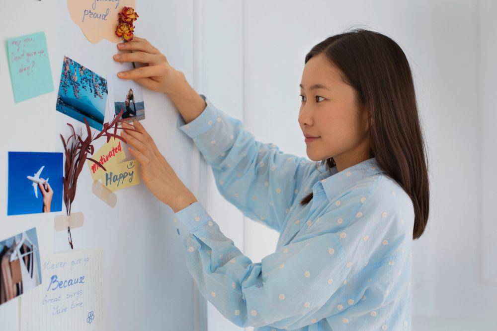 Ilustrasi wanita melihat foto di mading (freepik.com/freepik)