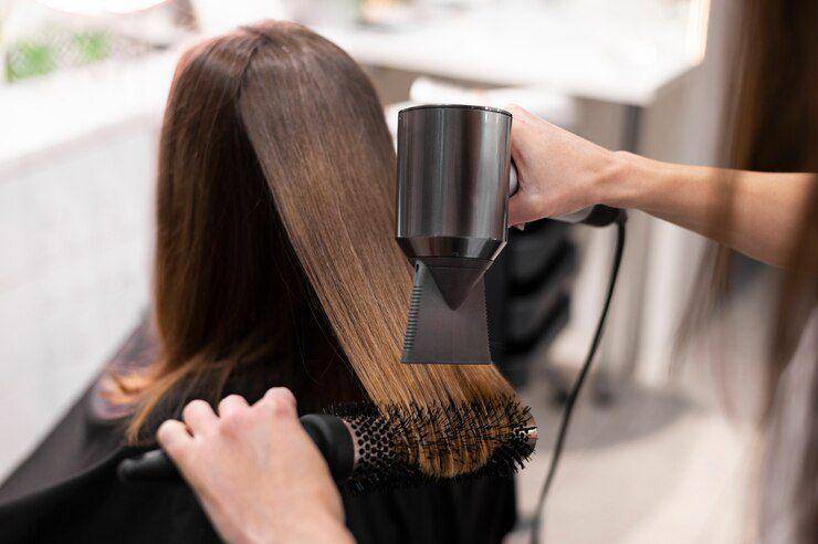 Ilustrasi potong rambut (freepik.com)