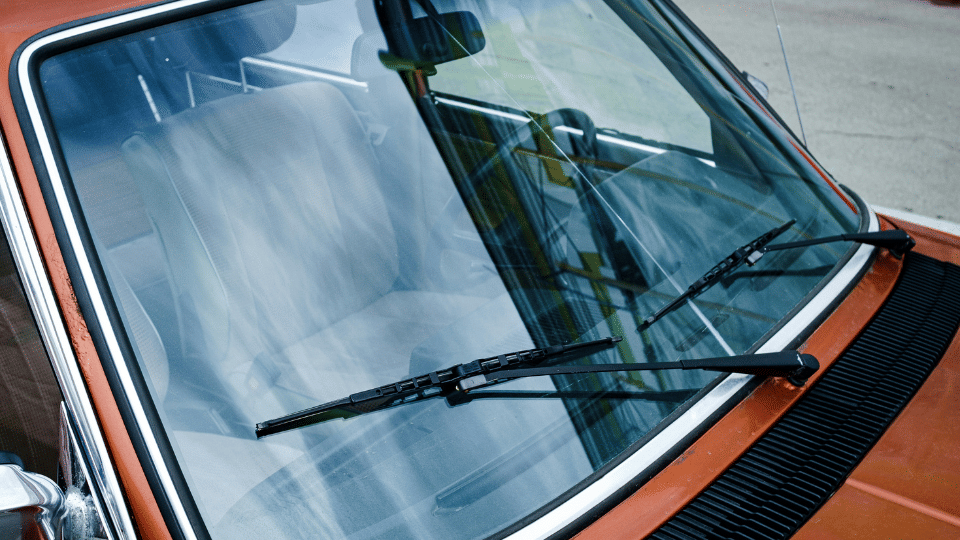 Ilustrasi wiper dan kaca depan mobil (unsplash.com/Max Tokarev)
