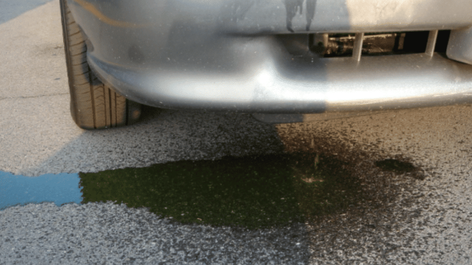 Genangan cairan di bawah mobil (leahysautorepair.com)