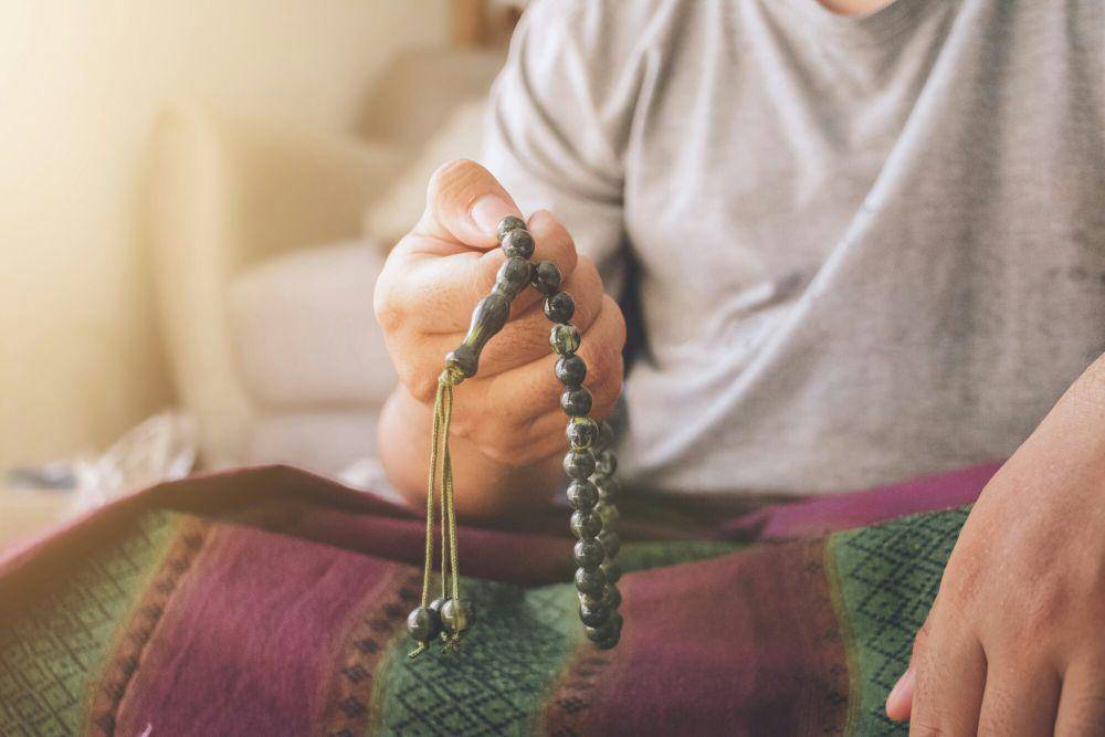 Ilustrasi pria memegang tasbih. (unsplash.com/Indra Projects)