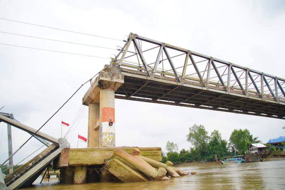 Kondisi jembatan P6 Lalan pasca ambruk ditabrak tongkang.