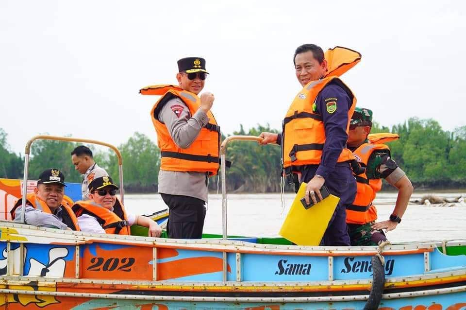 (Pj Gubernur Sumsel bersama Kapolda Sumsel saat mendatangi lokasi jembatan Lalan) IDN Times/istimewa