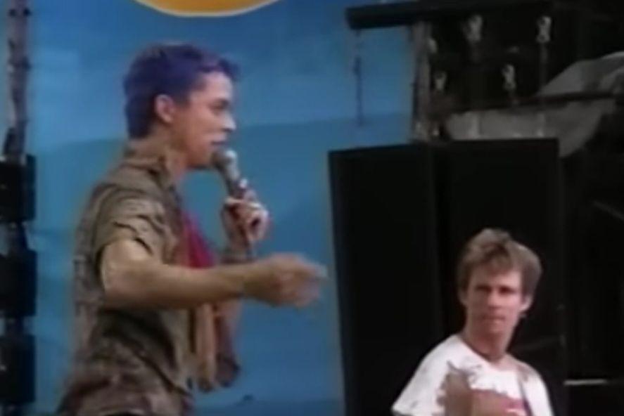 Billie Joe Armstrong dan Mike Dirnt terlihat berlumuran lumpur di atas panggung dalam festival Woodstock 1994. (youtube.com/Woodstock 94 20th)