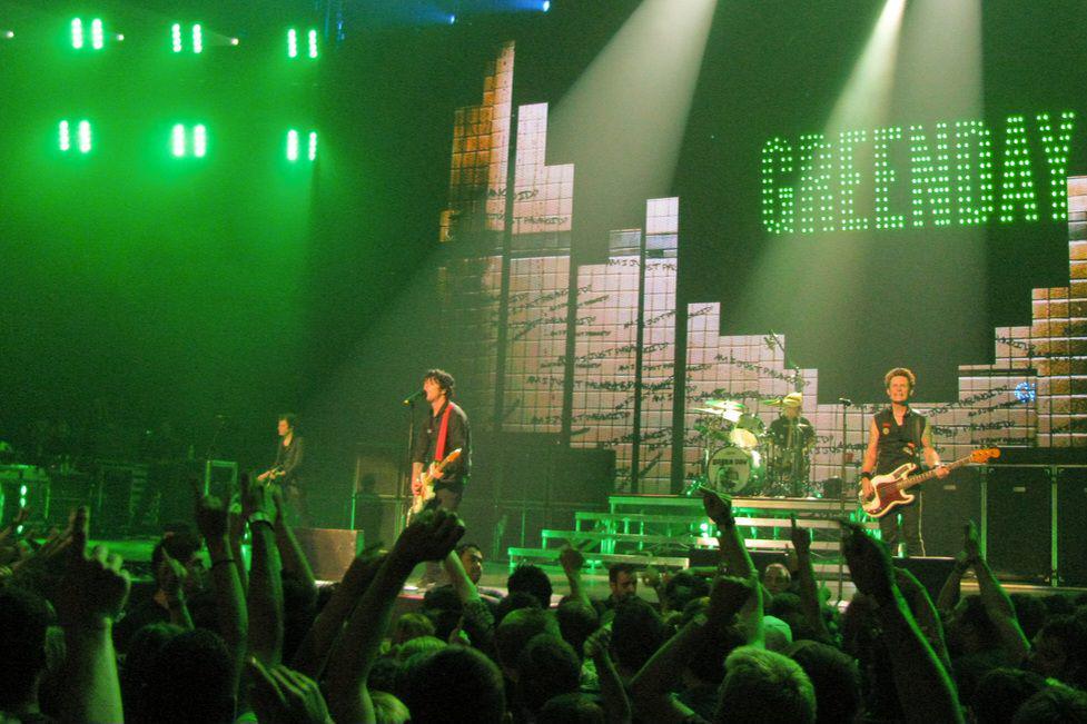 Green Day dalam pertunjukan konser (commons.wikimedia.org/Anonymous)