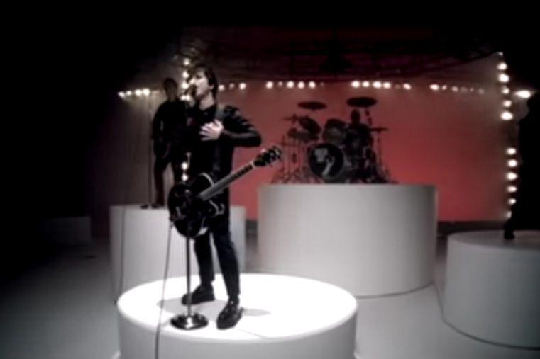 cuplikan dalam video klip Green Day yang berjudul "Wake Me Up When September End" (youtube.com/Green Day)