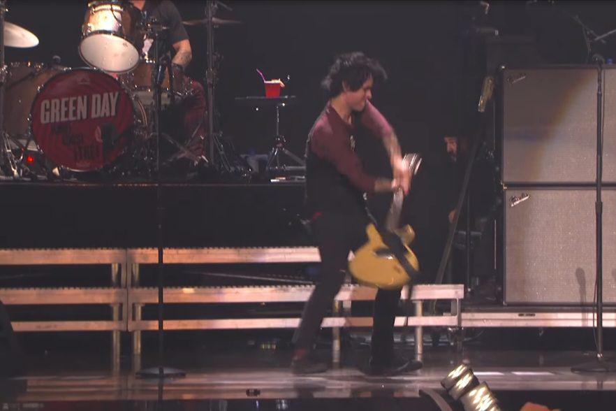 Billie Joe Armstrong saat membanting gitarnya di iHeartRadio Festival 2012. (youtube.com/Ultimate Spidey)