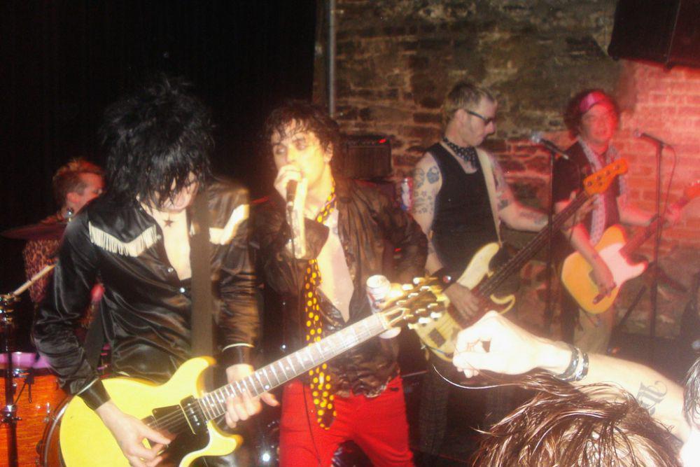 Foxboro Hot Tubs tampil di Bowery Electric di New York City pada 25 April 2010 (commons.wikimedia.org/Naomi Lir)
