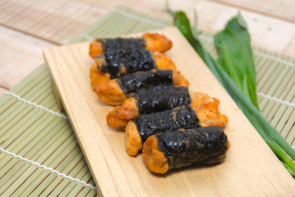 Chicken Seaweed Roll (istockphoto.com/moxumbic)